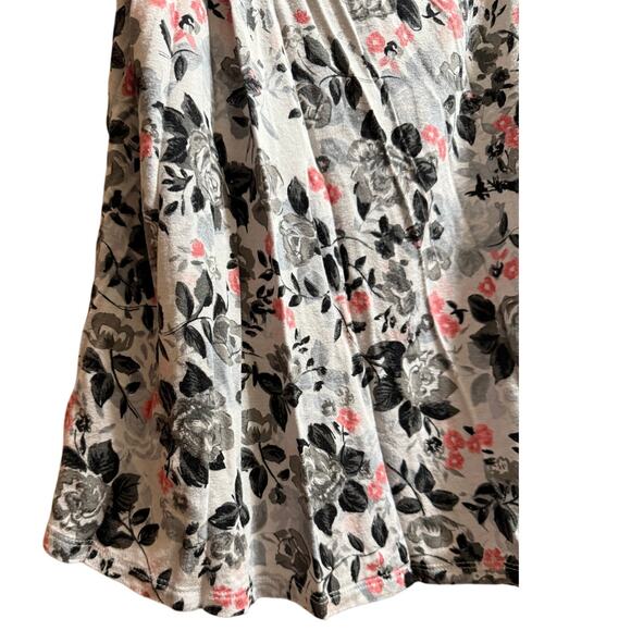 Torrid Gray and Pink Floral Sleeveless Blouse - Size 1 (Large) - Picture 4 of 5